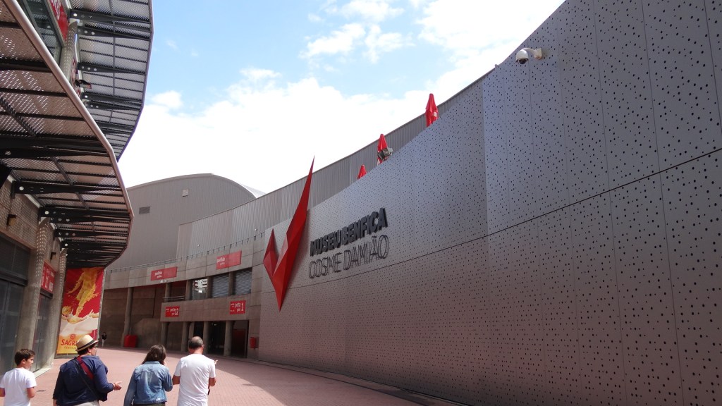 El exterior del museo del Benfica, el Cosme Damiao