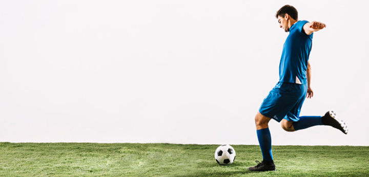 Un hombre se dispone a chutar