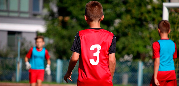 Tres niños durante un entrenamiento de fútbol