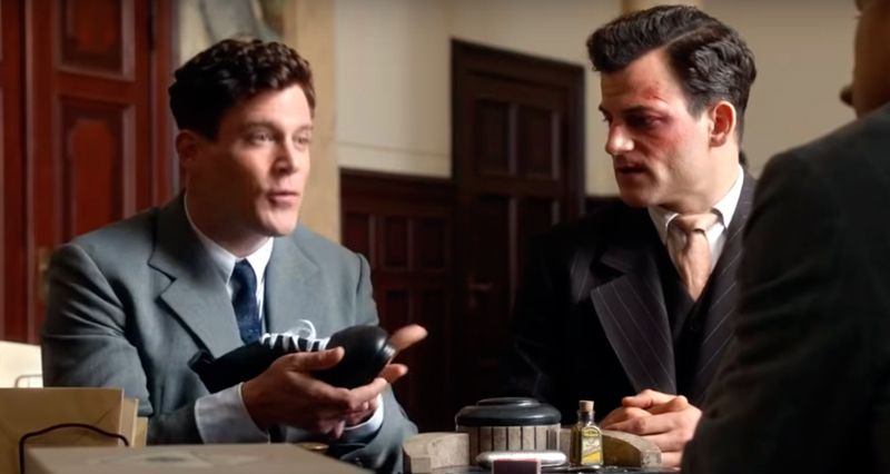 Adi (i., Ken Duken) y Rudi Dassler (d., Torben Liebrecht) en la película 'Duelo de hermanos'