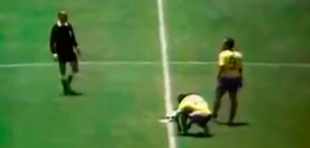 Pelé se ata sus botines Puma en 1970