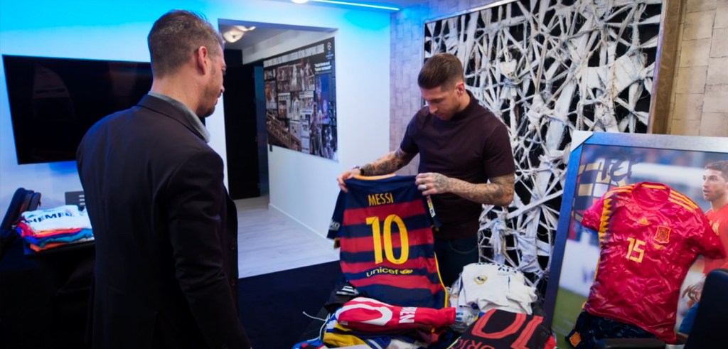 Sergio Ramos muestra una camiseta de Leo Messi a su hermano René Ramos