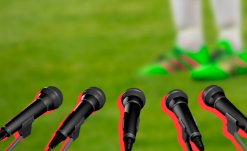 Microfónos de la prensa en un campo de fútbol / PDF