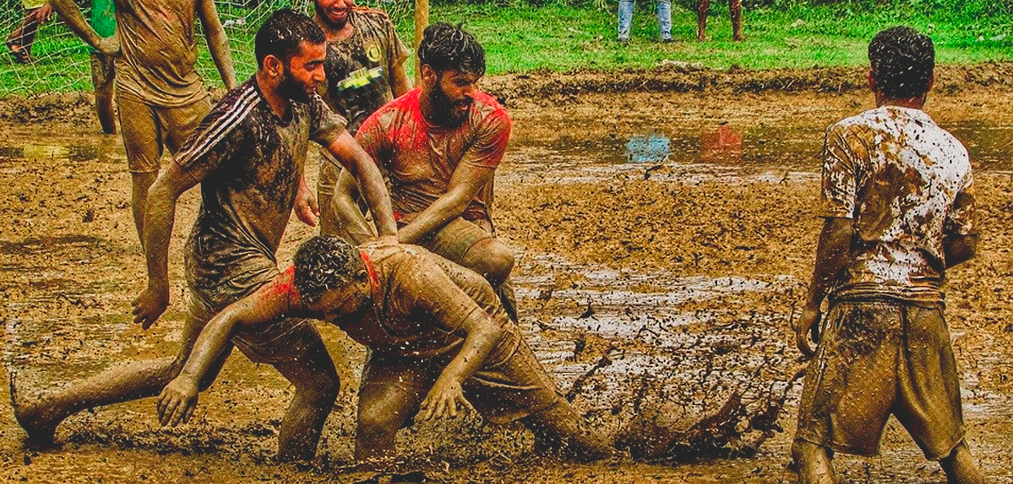 Partido de fútbol en un campo de barro sin reglas