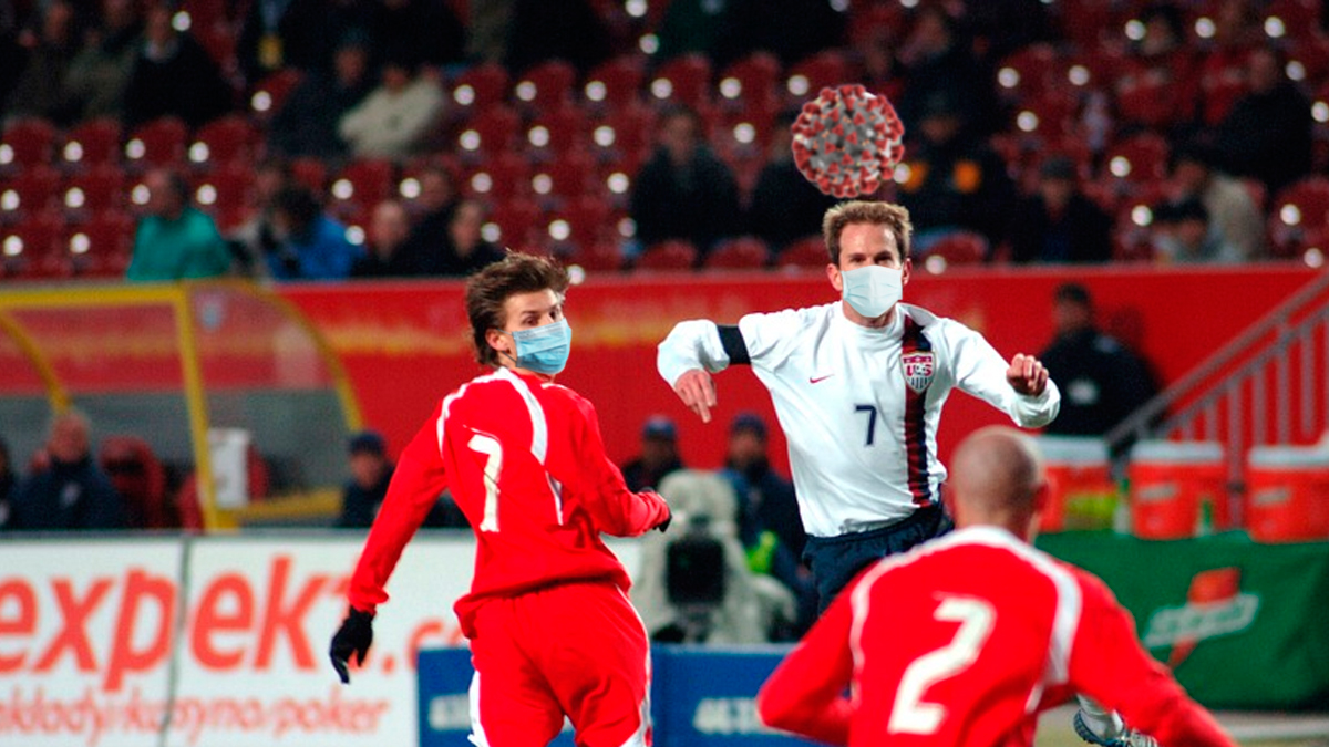 Futbolistas con mascarilla pelean por un balón en forma de coronavirus / FOTOMONAJE DE PdF
