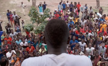 Sadio Mané, de espaldas, recibido como un héroe en Bambali, Senegal