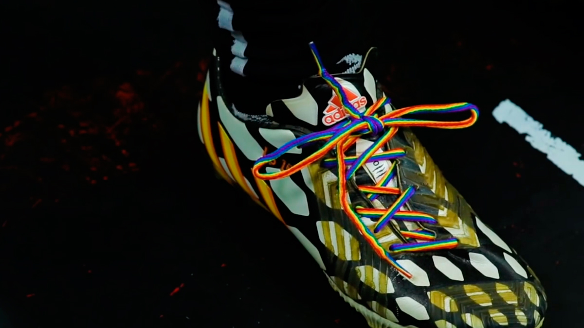 Una bota de fútbol con los cordones con los colores del arcoíris / 'FUERA DE JUEGO'