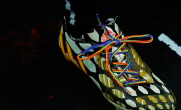 Una bota de fútbol con los cordones con los colores del arcoíris / 'FUERA DE JUEGO'