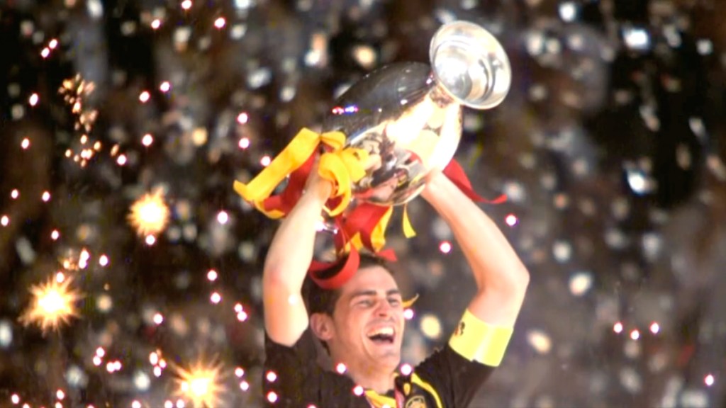 Casillas levanta la Eurocopa del 2008 / LUIS, EL SABIO DEL ÉXITO