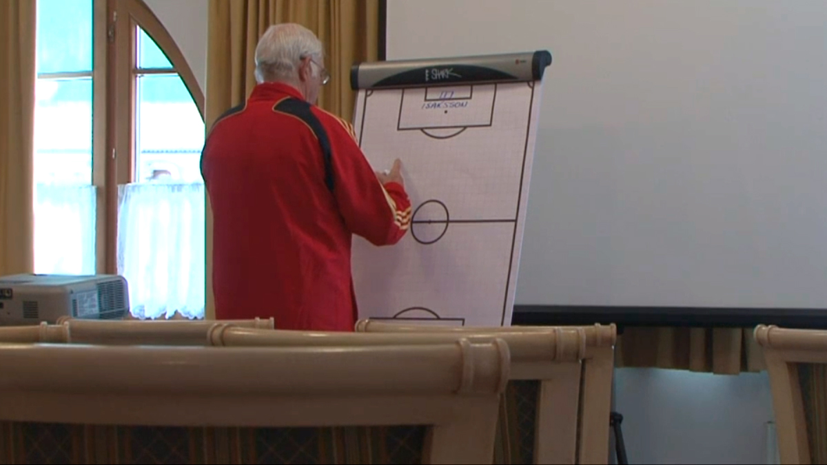 Luis Aragonés prepara un partido de la Eurocopa 2008 / LUIS, EL SABIO DEL ÉXITO