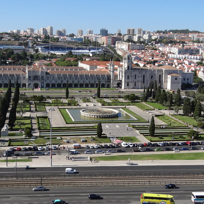 Vistas de Belém, con la plaza del Imperio en primer plano; el Museo de la Marina y el Monasterio de los Jerónimos detrás; y el Estadio del Restelo al fondo / PdF