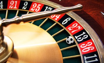 Una ruleta de casino con una pelota de fútbol / FOTOMONTAJE DE PdF