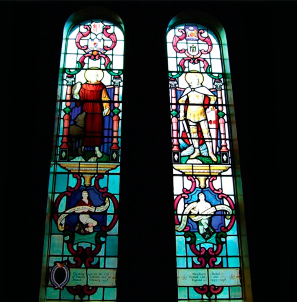 Dos vitrales en honor a Duncan Edwards en la iglesia de St. Francis / DUDLEY