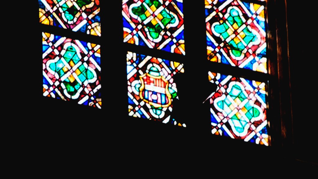 El escudo del FC Barcelona en los vitrales de Santa María del Mar