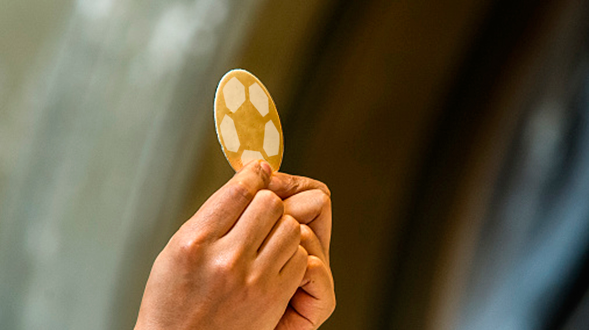 Un sacerdote bendice una hostia con el dibujo de un balón de fútbol / FOTOMONTAJE DE PdF