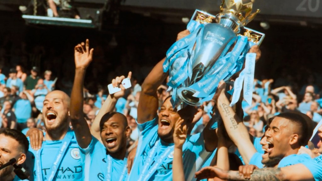 Los jugadores del Manchester City levantan el título de la Premier League / 'ALL OR NOTHING: MANCHESTER CITY'