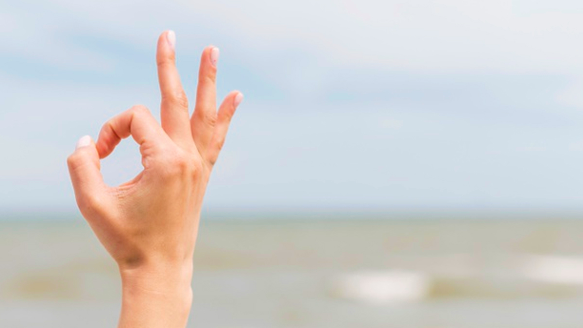 Una persona hace el signo de OK con la mano / FREEPIK