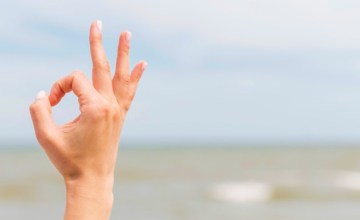 Una persona hace el signo de OK con la mano / FREEPIK