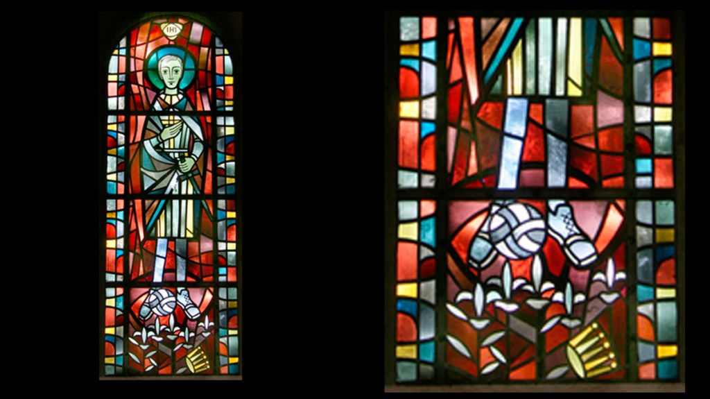 San Luis con un balón en los pies en la iglesia St. Joseph, Gelsenkirchen / GLASMARELEI