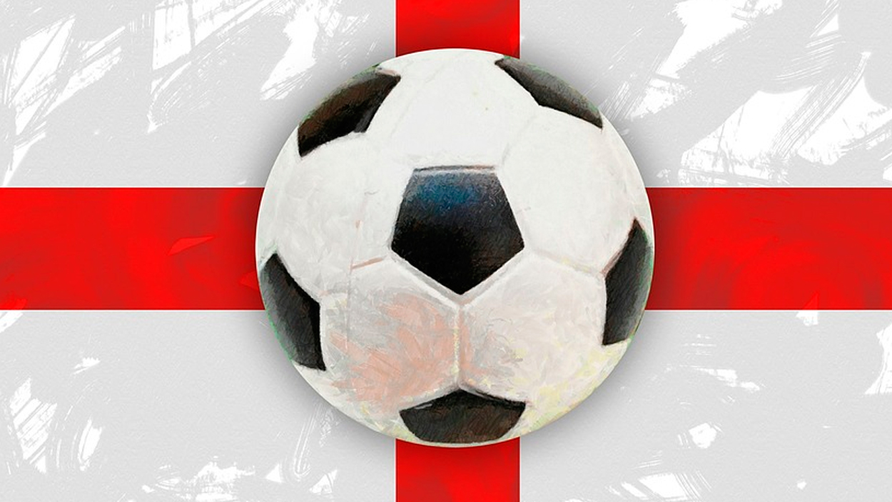 Balón de fútbol sobre la bandera de Inglaterra / PIXABAY