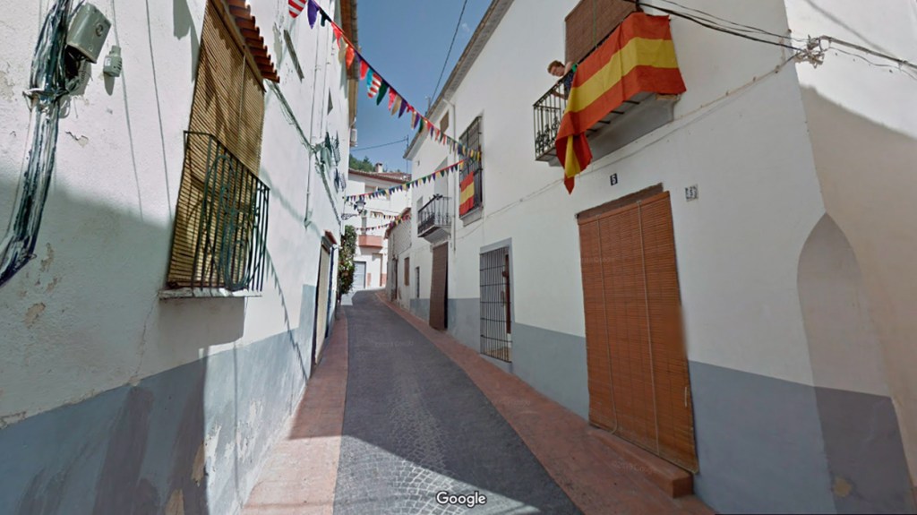 Una calle de Balones, en Alicante (Valencia, España), decorada con motivo de las fiestas locales / GOOGLE STREET VIEW