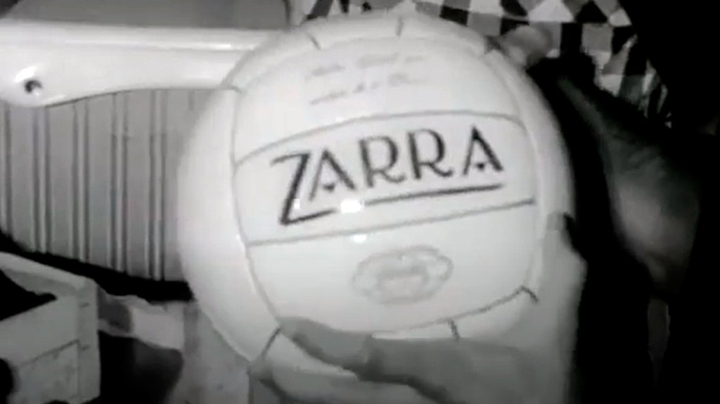 Balón de la marca Zarra / '114 GOLES'