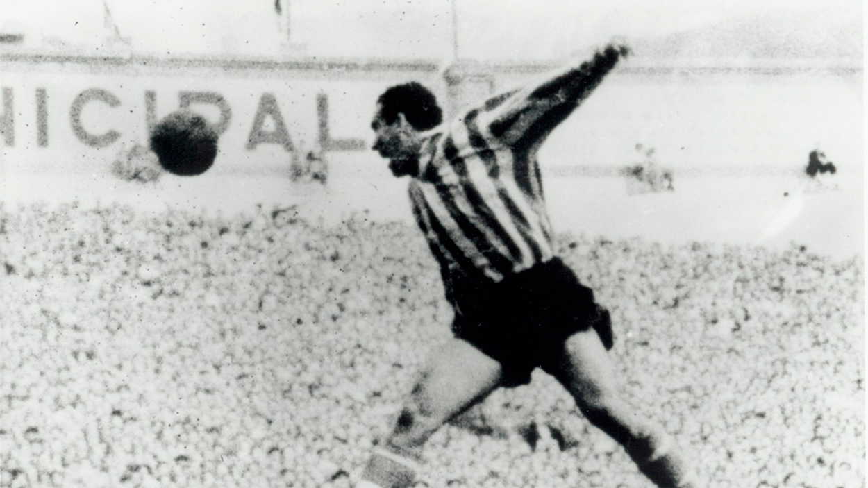 Zarra cabecea la pelota en un partido / ATHLETIC CLUB