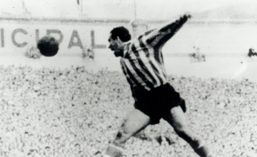 Zarra cabecea la pelota en un partido / ATHLETIC CLUB