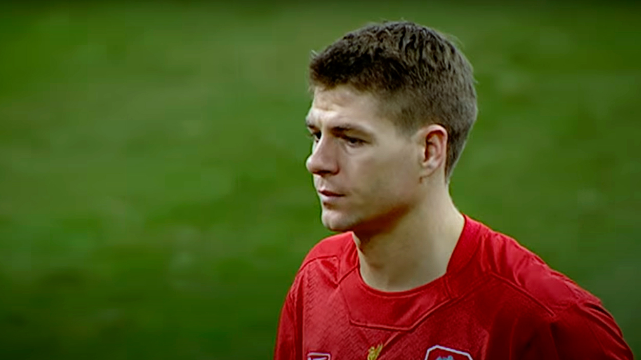 Steven Gerrard, cariacontecido, en un partido con el Liverpool / 'MAKE US DREAM'