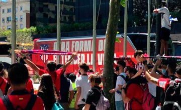 El autocar del Atlético de Madrid, en Barcelona, delante del hotel Hilton / PdF