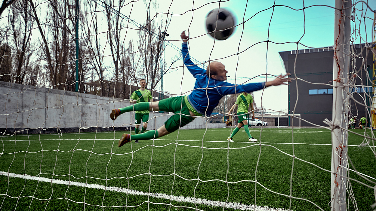 Un portero se tira, pero el balón termina en gol / MASTER1305 - FREEPIK