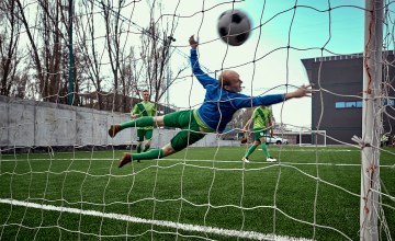 Un portero se tira, pero el balón termina en gol / MASTER1305 - FREEPIK