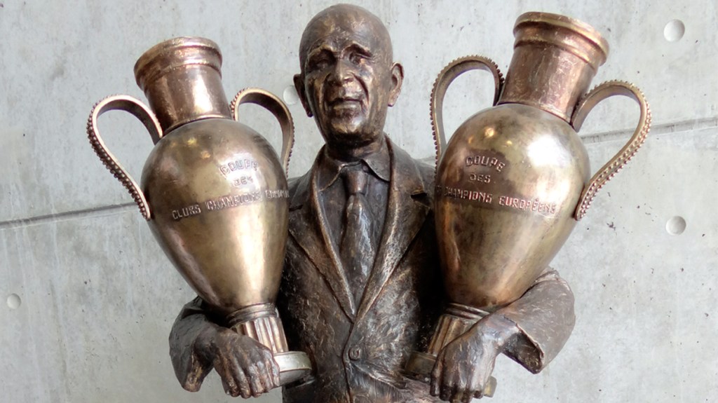Estatua del técnico del Benfica Bela Guttman en el estadio Da Luz de Lisboa / PdF