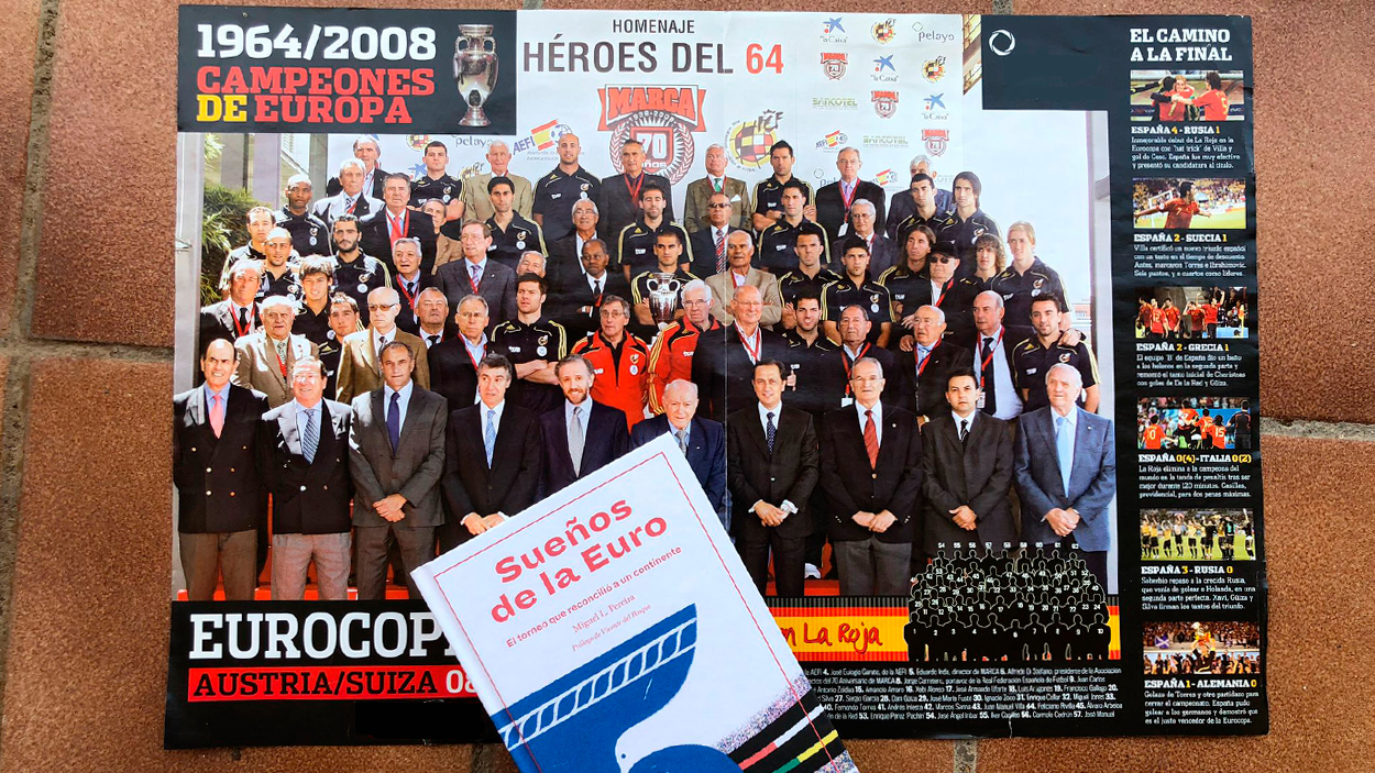 El libro 'Sueños de la Euro' sobre un póster con los ganadores de la Eurocopa de España de 1964 y 2008 / PdF