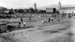 Jugando al fútbol en la explanada de Montjuïc antes de las obras de la Exposición Universal de 1929 / JOSEP MARISTANY