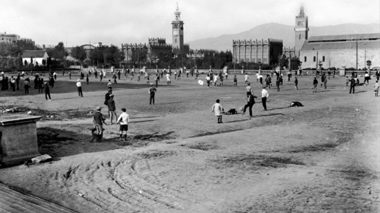 Jugando al fútbol en la explanada de Montjuïc antes de las obras de la Exposición Universal de 1929 / JOSEP MARISTANY