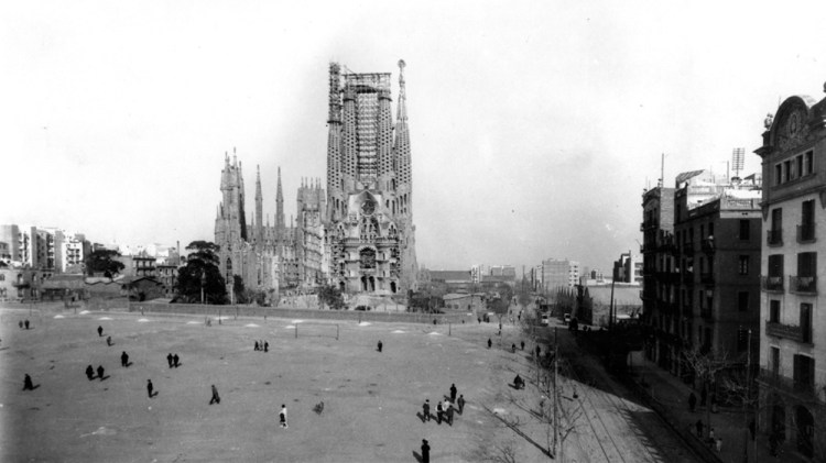Explanada delante de la Sagrada Família habilitada como campo de fútbol, década de 1920 / JOSEP DOMÍNGUEZ