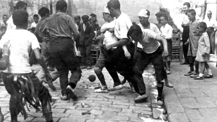 Trabajadores de la imprenta Badia jugando al fútbol durante un descanso, 1920 / 'BARCELONA & FÚTBOL'