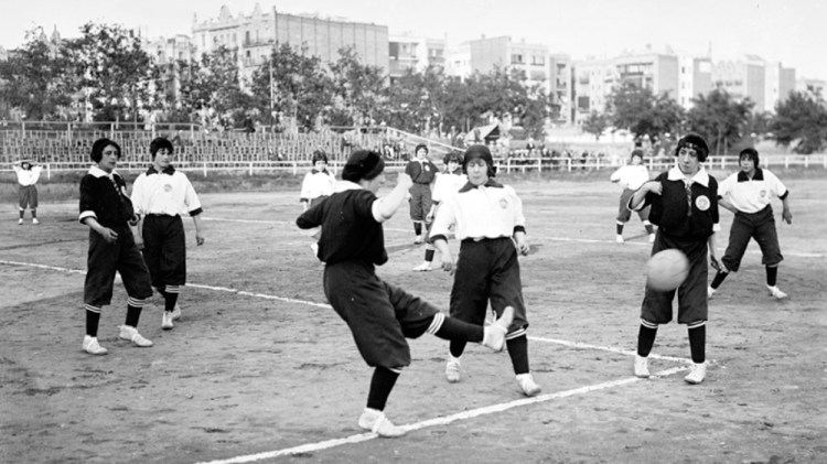 Partido de fútbol femenino en Barcelona, 1914 / 'BARCELONA & FÚTBOL'