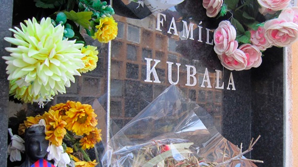 Tumba de la familia Kubala, en Les Corts / CBSA