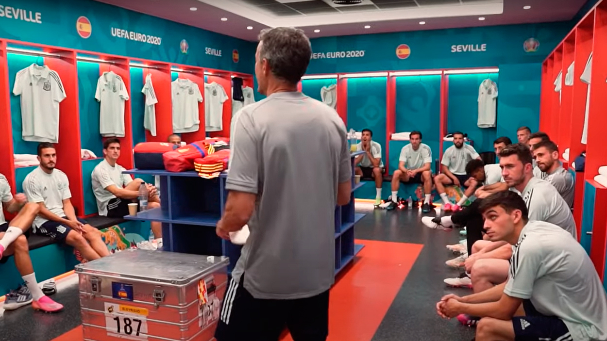 El seleccionador de España, Luis Enrique, da instrucciones a los jugadores de la Roja antes de un partido de la Eurocopa 2020 / 'LA FUERZA DEL GRUPO'
