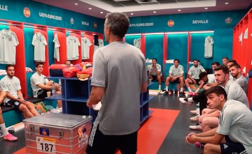 El seleccionador de España, Luis Enrique, da instrucciones a los jugadores de la Roja antes de un partido de la Eurocopa 2020 / 'LA FUERZA DEL GRUPO'