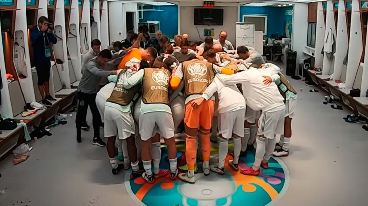 La selección española de fútbol hace piña antes de un partido de la Eurocopa 2020 / 'LA FUERZA DEL GRUPO'
