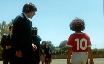 Maradona atiende a los periodistas en sus inicios / 'MARADONA: SUEÑO BENDITO'