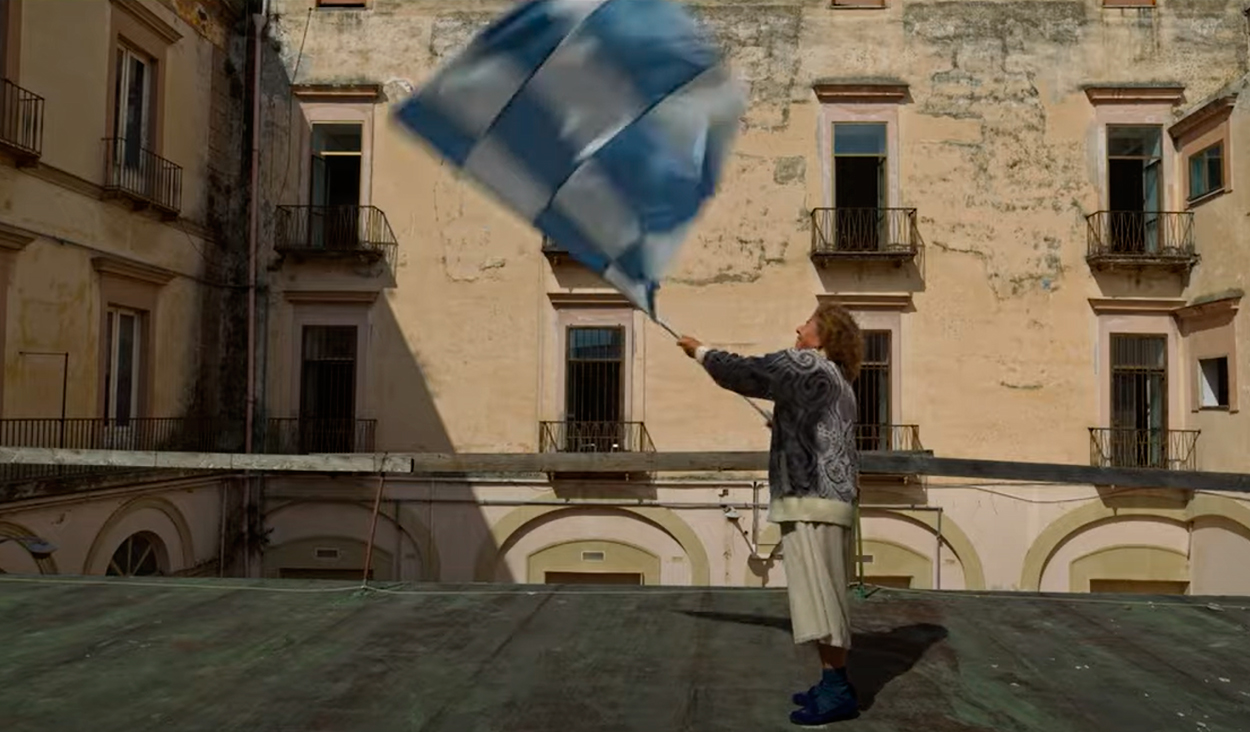 Una mujer ondea una bandera porque el Napoli gana la Liga / 'FUE LA MANO DE DIOS'