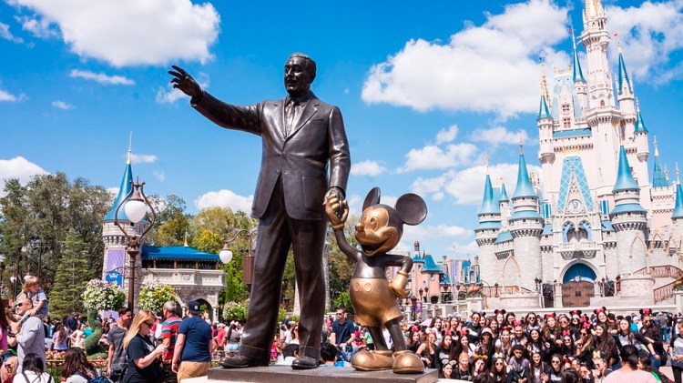 Estatua de Walt Disney y Mickey Mouse en Walt Disney World Florida / PIXABAY