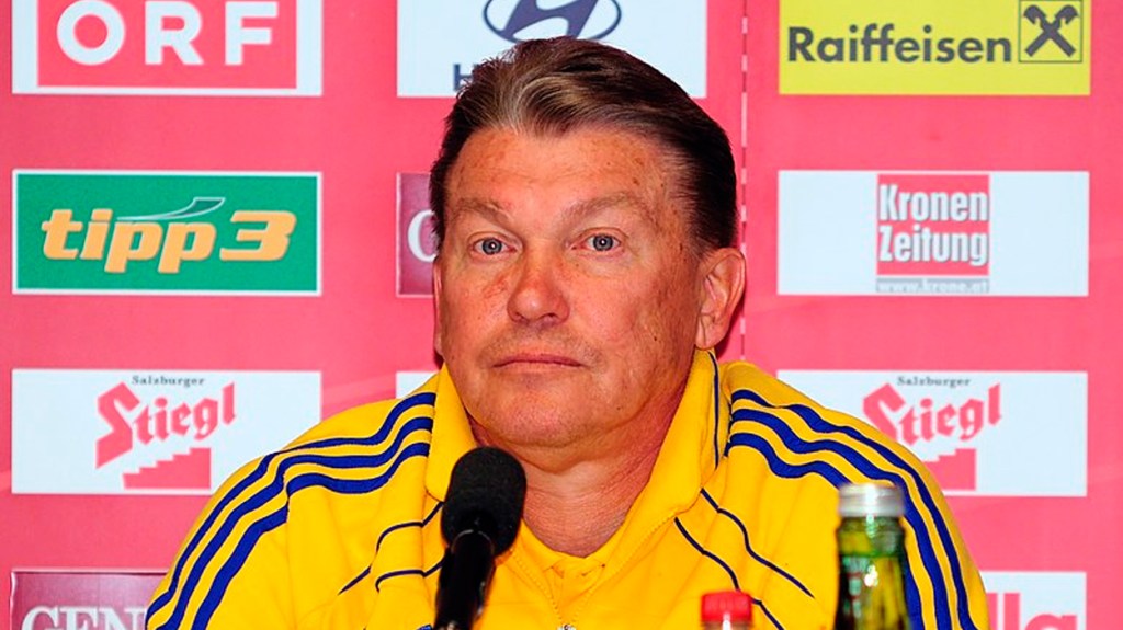 Oleg Blojín en 2012, en la sala de prensa durante su etapa como seleccionador de Ucrania / TAXIARCHOS228