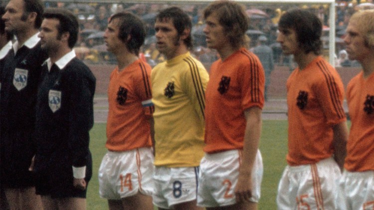 El uniforme de Johan Cruyff en el Mundial de 1974 solo tenía dos rayas en lugar de las tres que lucían sus compañeros por el acuerdo de la federación con Adidas