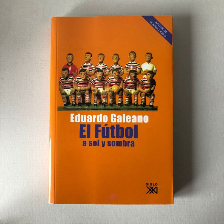 Portada del libro 'El fútbol a sol y sombra', de Eduardo Galeano