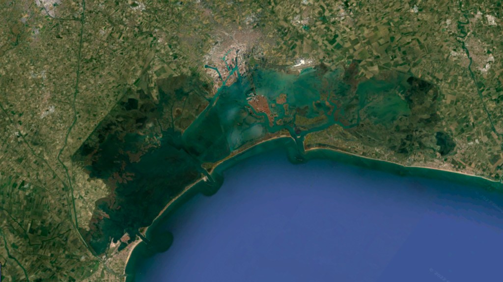 Venecia, vista desde el aire, asentada sobre una laguna / GOOGLE MAPS